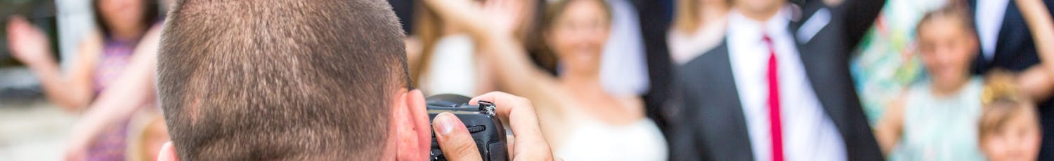 Vær dirigent Fotograf fotograferer gruppe til bryllup